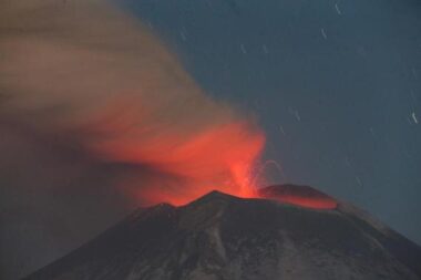 El investigador del Instituto de Geofísica de la Universidad Nacional Autónoma de México (UNAM), Sébastien Valade, desarrolló una plataforma web que monitorea en tiempo real los volcanes más activos del mundo