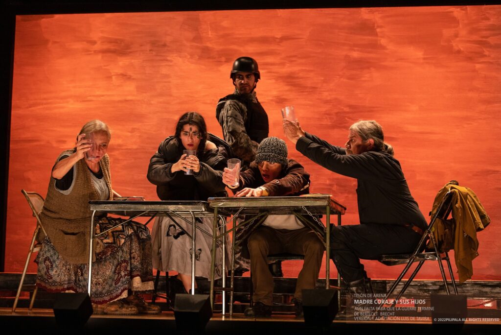 De Tavira trae de vuelta a 'Madre Coraje y sus hijos' 7 Madre coraje telon de arena helenico Bertolt Brecht