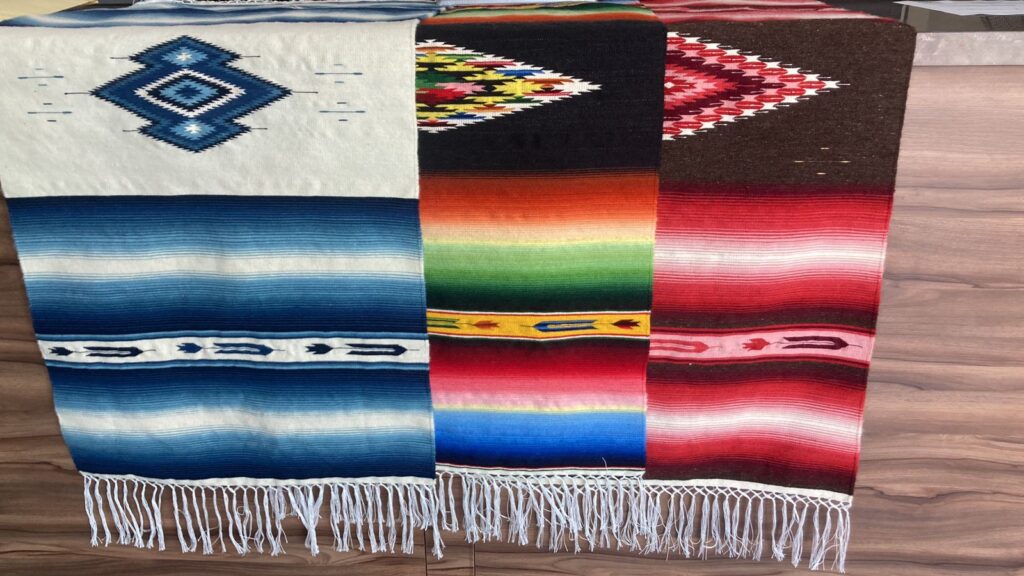 Sarape tradicional, una pieza artística apreciada a escala mundial 9 Maestro artesano sarapes gabanes lana ruben tamayo