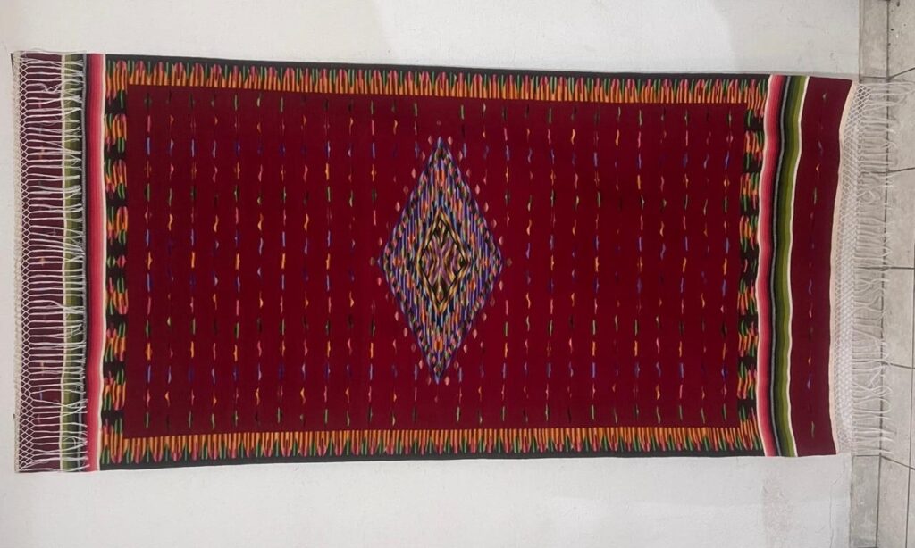 Sarape tradicional, una pieza artística apreciada a escala mundial 6 Maestro artesano sarapes gabanes lana ruben tamayo
