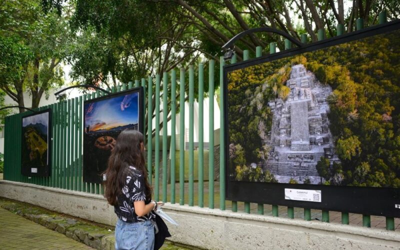 En la exposición fotográfica Relatos de piedra y luz se despliega la belleza de 22 majestuosas ciudades prehispánicas en la Galería Abierta del Teatro Ángela Peralta