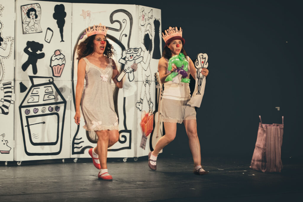 ‘FIÚ-FIÚ’ cuestiona los estereotipos a través de la risa y lo burlesco 6 Fiu-fiu sopa clown estereotipos cenart onomatopeyas