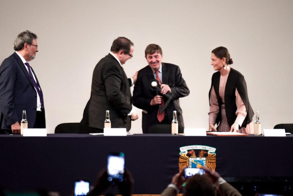 "Fuentes me enseñó que el Atlántico es un puente y no un abismo" 11 Luis García Montero carlos fuentes premio escritor