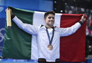 Osmar Olvera, primer mexicano en ganar 2 medallas en Juegos Olímpicos en 40 años 6 Con 20 años de edad, Osmar Olvera Ibarra se unió a los nombres de los históricos deportistas mexicanos, que a nivel olímpico