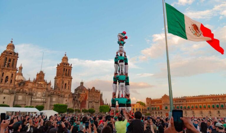 Las 24 fotografías de torres humanas se exhiben en la galería abierta del Paseo de las Culturas Amigas hasta el próximo 25 de septiembre.