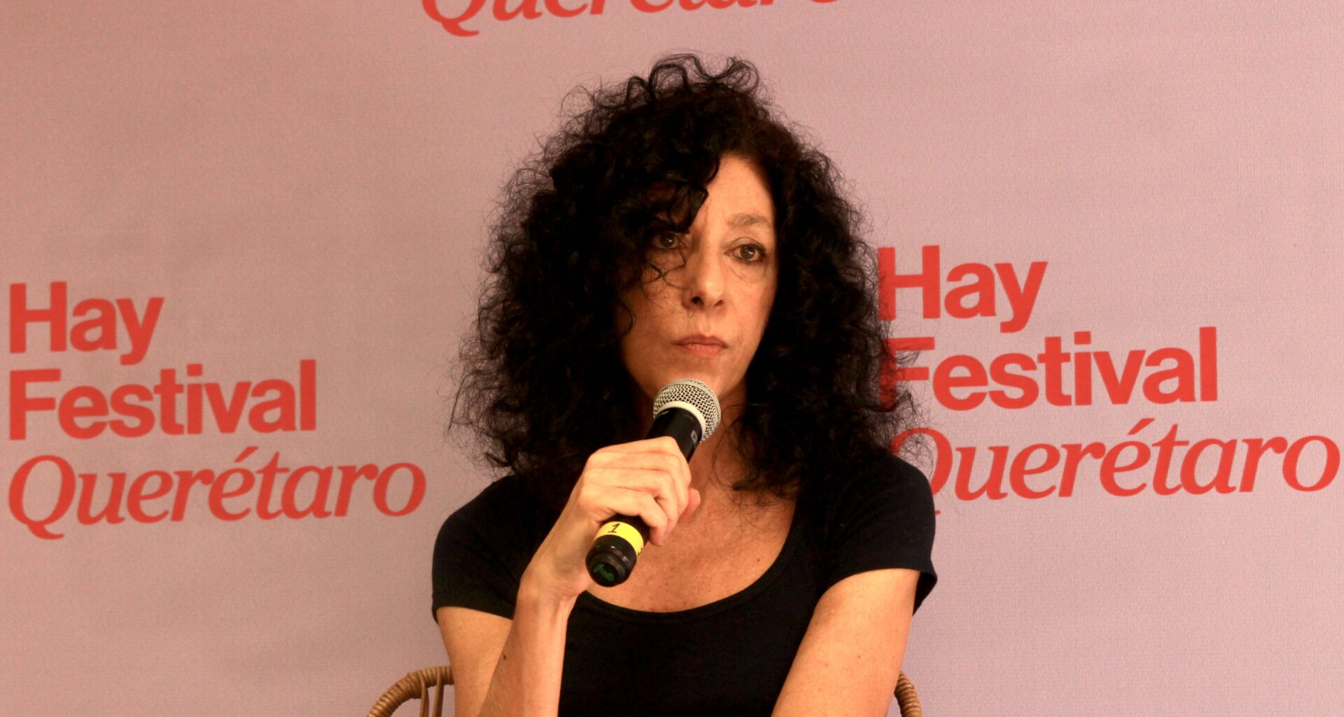 Estar atado al clic es como darse un balazo en el pie: Lerila Guerriero en el Hay Festival