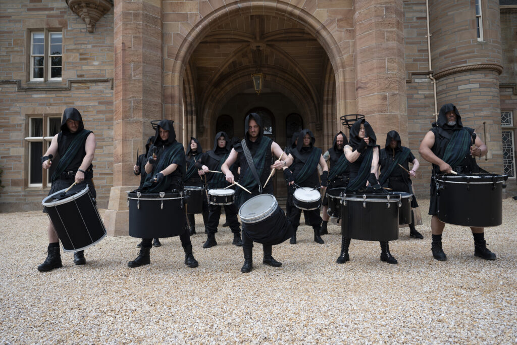 'Saturday Night Live' celebra 50 años y Tom Selleck entrega la placa en 'Blue Bloods' 10 Serie universal evil Traitors reality Alan Cumming