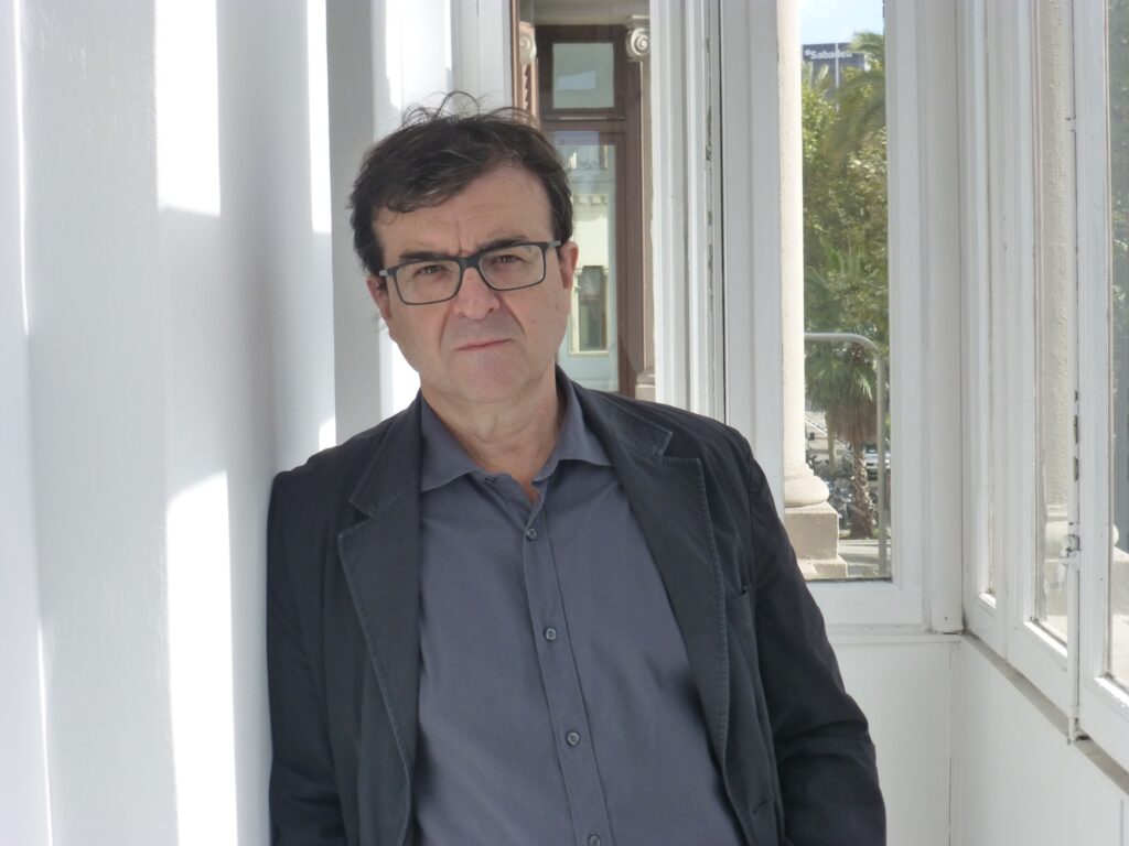 Javier Cercas: «Hay libros buenos que se venden poco y malos que se venden mucho» 8 Javier cercas rae silla r malentendidos modernidad