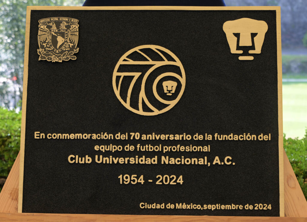Club Universidad celebra 70 años con cancelación de estampilla 7 Pumas futbol unam club universidad estampilla placa