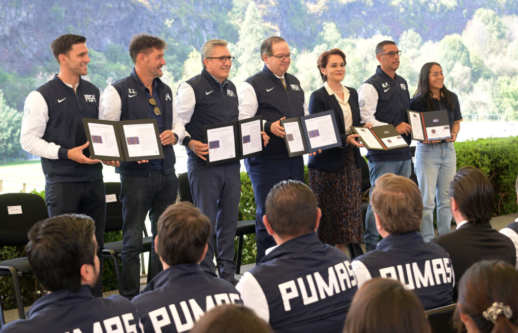 Club Universidad celebra 70 años con cancelación de estampilla 9 Pumas futbol unam club universidad estampilla placa