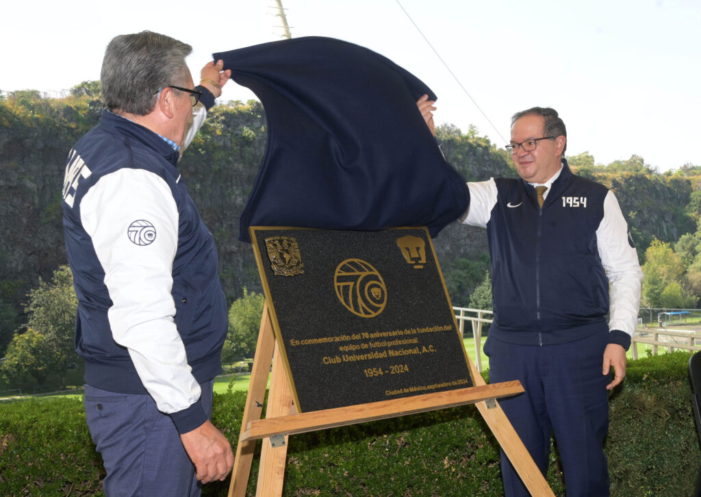 Club Universidad celebra 70 años con cancelación de estampilla 8 Pumas futbol unam club universidad estampilla placa