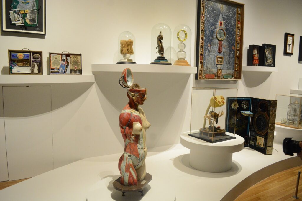 De la mano de Alan Glass, visitantes crean cajas surrealistas 7 Alan glass museo bellas artes box art surrealistas
