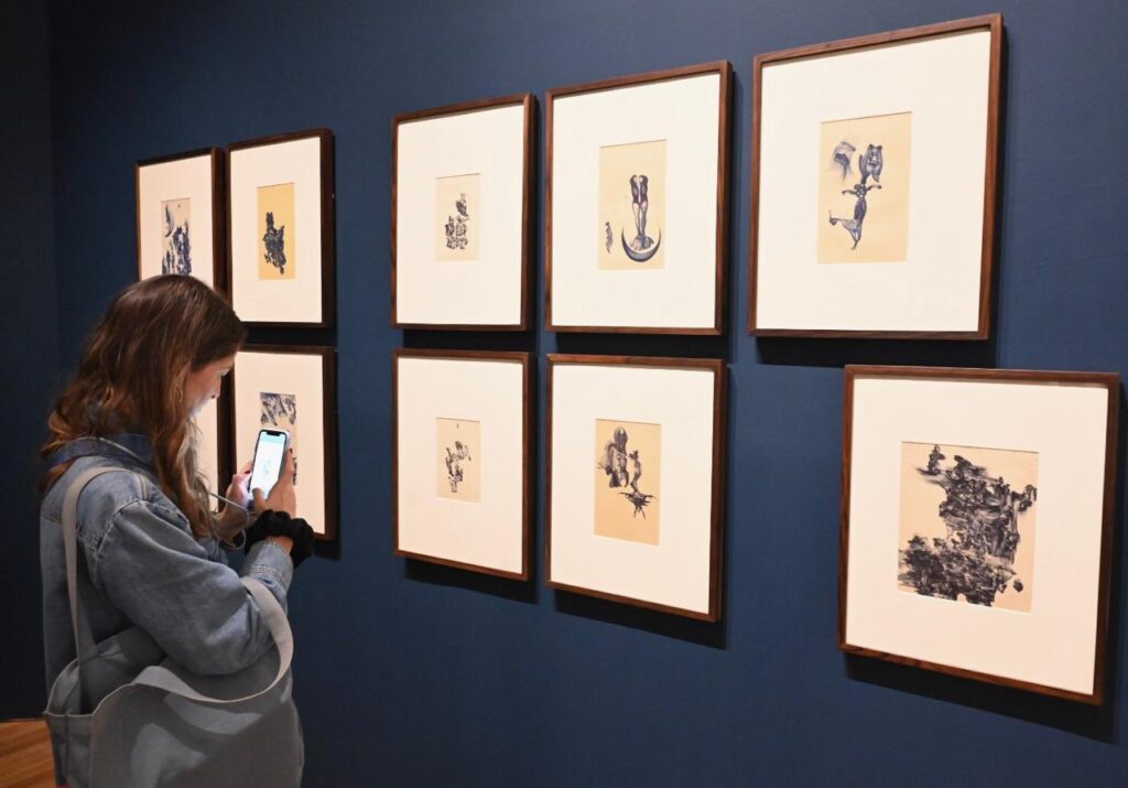 De la mano de Alan Glass, visitantes crean cajas surrealistas 9 Alan glass museo bellas artes box art surrealistas