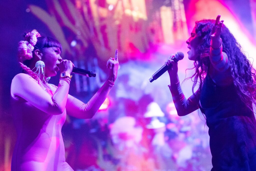 El ritmo tropical-electrónico de Bomba Estéreo cautiva a más 50 mil personas 7 Bomba estereo to my love li Saumet zocalo feminismo