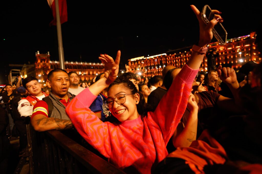 El ritmo tropical-electrónico de Bomba Estéreo cautiva a más 50 mil personas 9 Bomba estereo to my love li Saumet zocalo feminismo