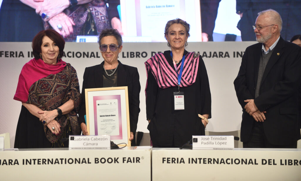 A ritmo de rap, Gabriela Cabezón agradece Premio Sor Juana Inés 2024 8 Gabriela Cabezón premio Sor Juana Inés de la Cruz