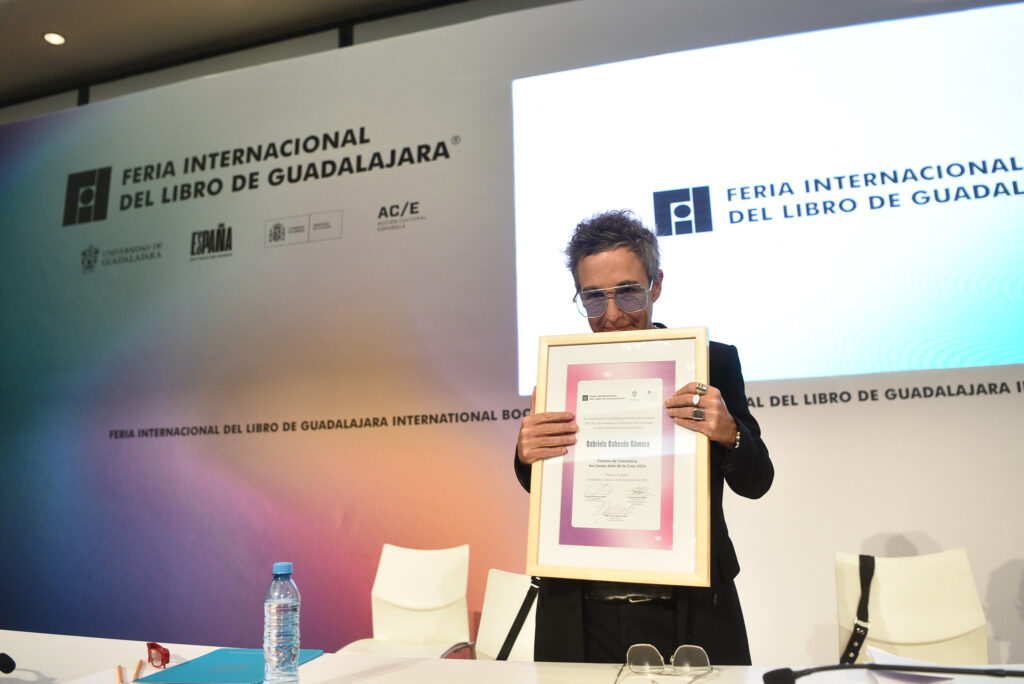A ritmo de rap, Gabriela Cabezón agradece Premio Sor Juana Inés 2024 6 Gabriela Cabezón premio Sor Juana Inés de la Cruz