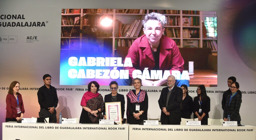 A ritmo de rap, Gabriela Cabezón agradece Premio Sor Juana Inés 2024 7 Gabriela Cabezón premio Sor Juana Inés de la Cruz