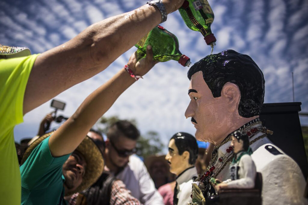 Turismo oscuro, el morbo por visitar las lujosas tumbas de los 'narcos' 6 Turismo oscuro culiacan crimen organizado Auschwitz