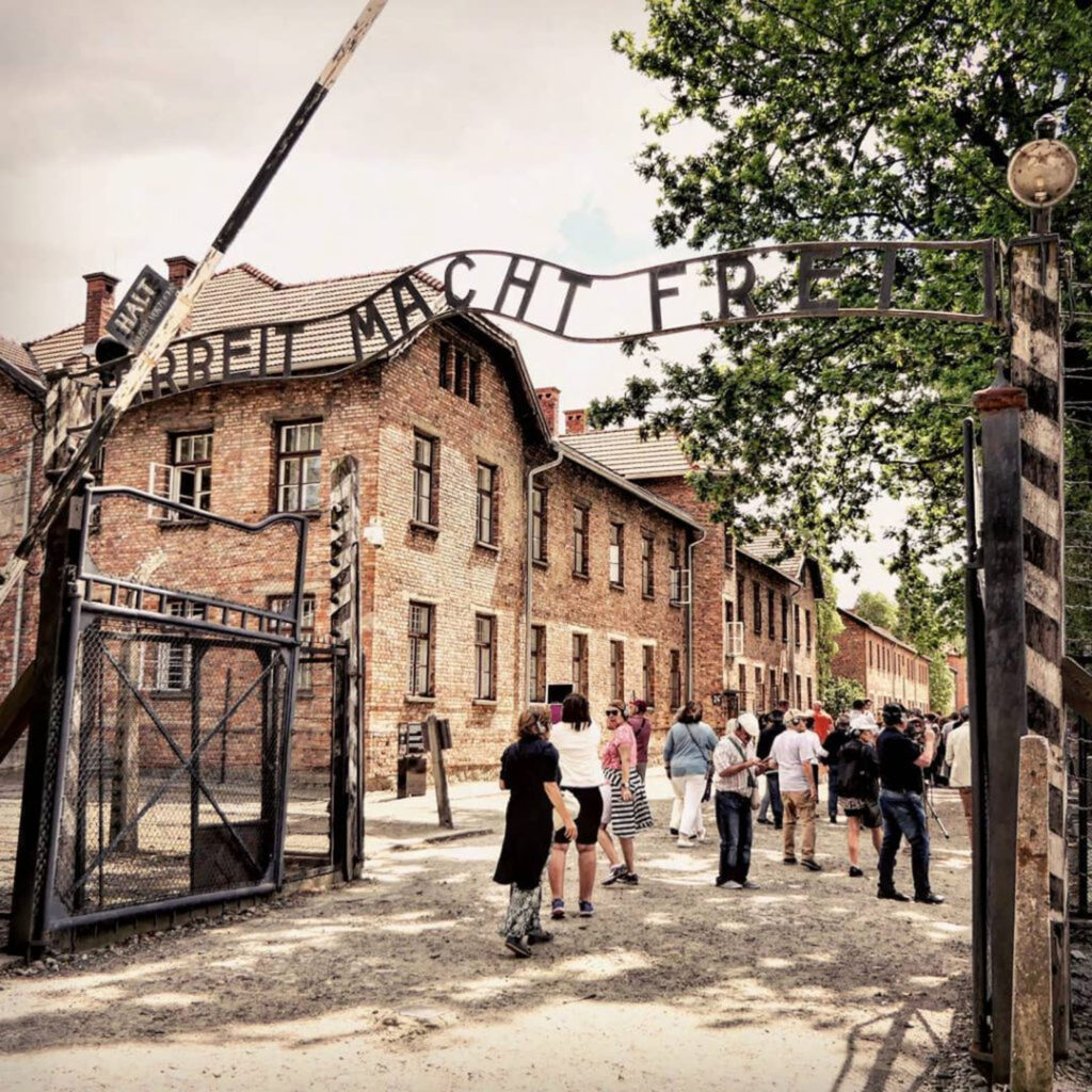 Turismo oscuro, el morbo por visitar las lujosas tumbas de los 'narcos' 7 Turismo oscuro culiacan crimen organizado Auschwitz