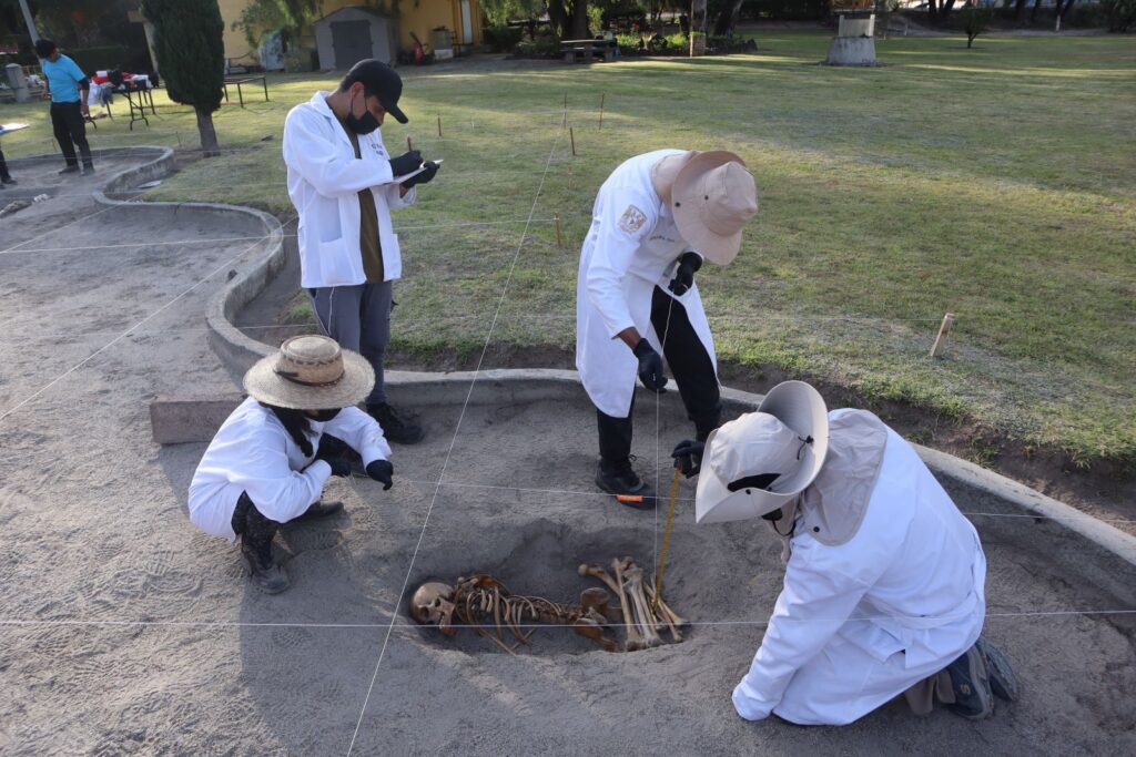 Abren 3 sepulturas dentro de una cripta construida debajo de una parroquia 9 Cripta sepulturas parroquia Bartolomé Stresser Péan