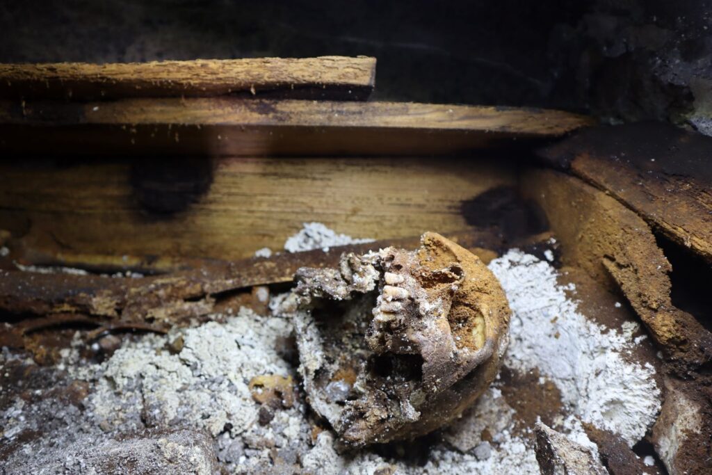 Abren 3 sepulturas dentro de una cripta construida debajo de una parroquia 10 Cripta sepulturas parroquia Bartolomé Stresser Péan