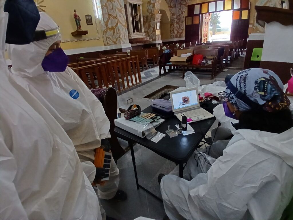 Abren 3 sepulturas dentro de una cripta construida debajo de una parroquia 8 Cripta sepulturas parroquia Bartolomé Stresser Péan