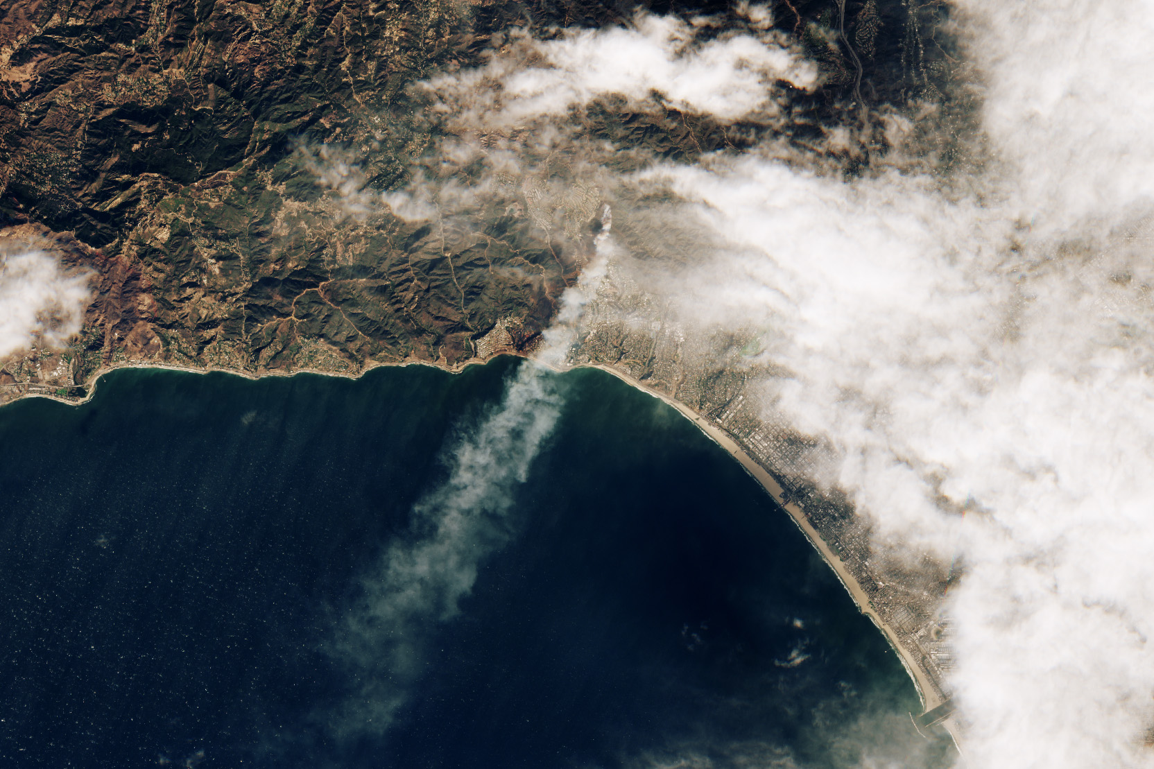 Satélites de la NASA captan los incendios en Los Ángeles - Fusilerías