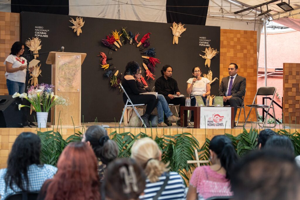 Mikel Ruiz: “viene una nueva generación de escritores” 7 Mikel ruiz Premio Nezahualcóyotl origen de la noche (4)
