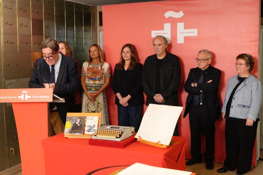 Serrat: un libro debe estar roto, manchado y con signos de haber sido usado 10 Joan manuel Serrat partitura mediterraneo cervantes