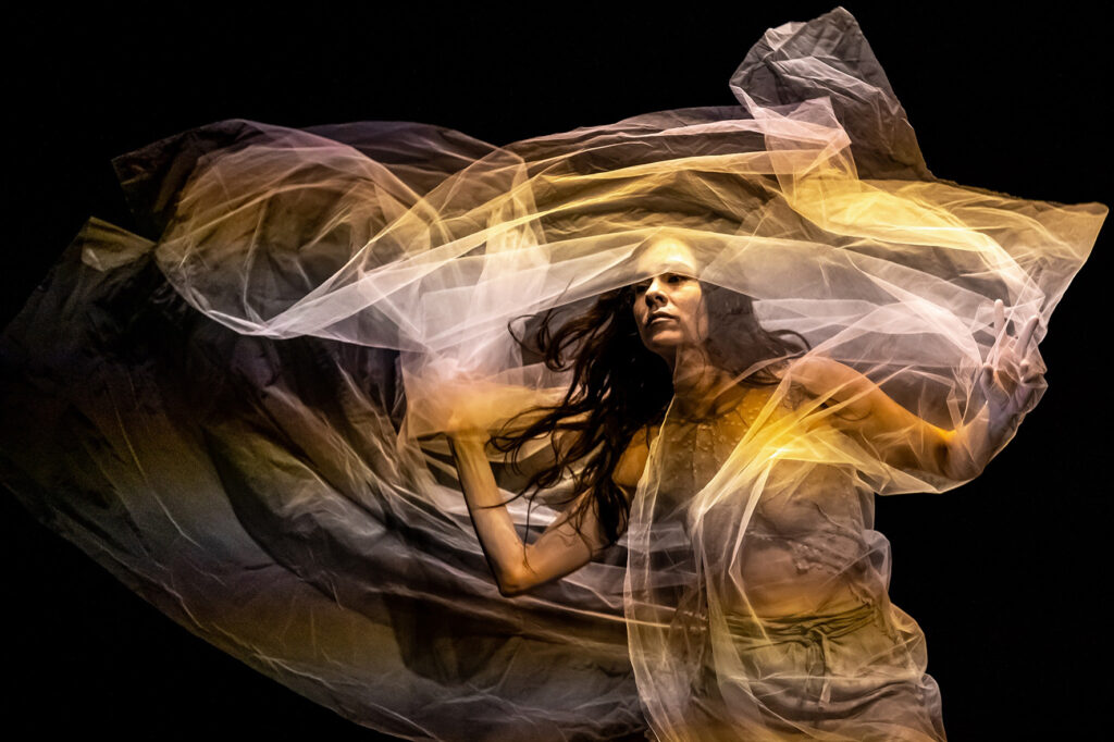 Sandra Soto hace del Popol Vuh danza butoh 6 Sandra soto danza butoh popol vuh teatro helenico