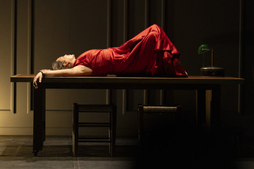 Regina Blandón pone a prueba sus principios en 'Prima Facie' 6 Regina blandon prima facie suzie Miller helenico