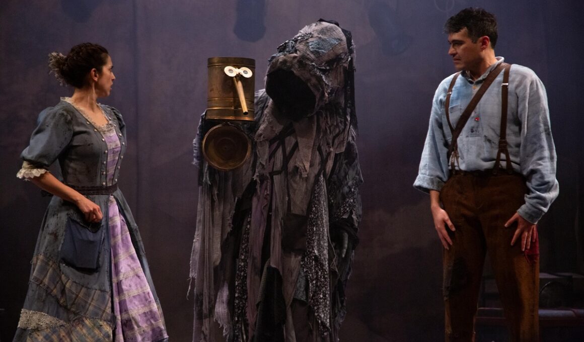 Hilador teatro helenico humor negro realismo magico