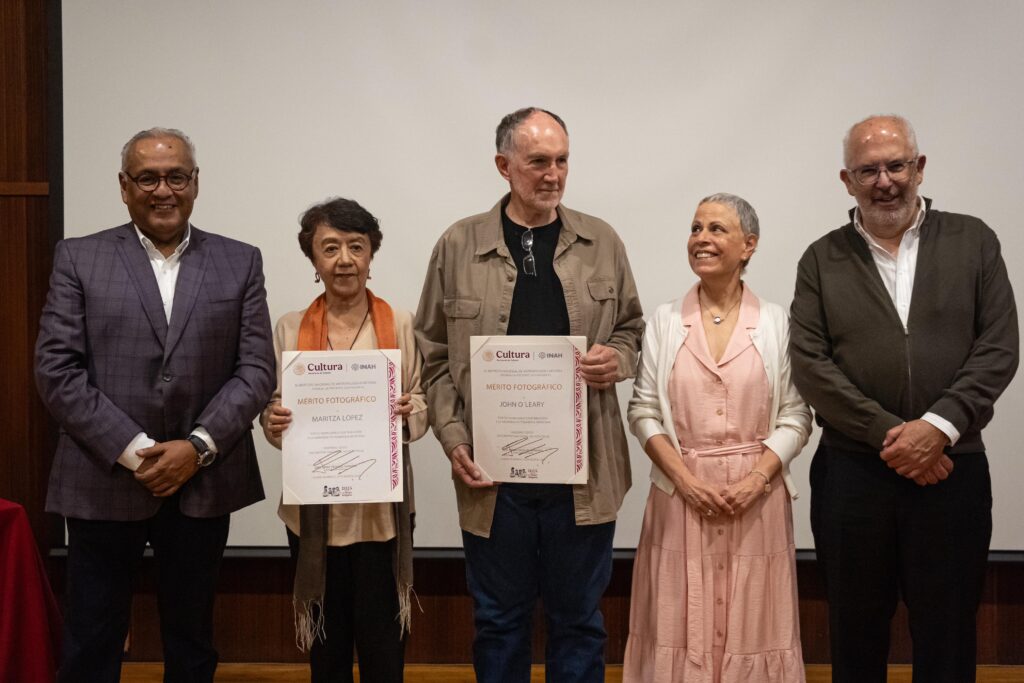 Maritza López y John O’Leary, figuras esenciales en la crónica visual 10 Maritza López John OLeary Medalla Mérito Fotográfia