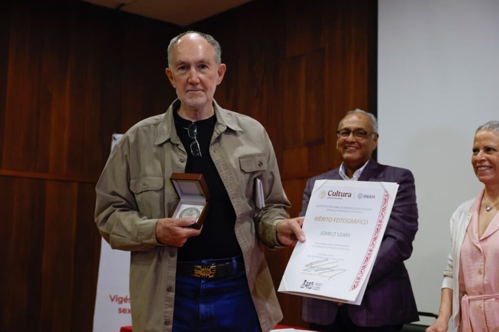 Maritza López y John O’Leary, figuras esenciales en la crónica visual 6 Maritza López John OLeary Medalla Mérito Fotográfia