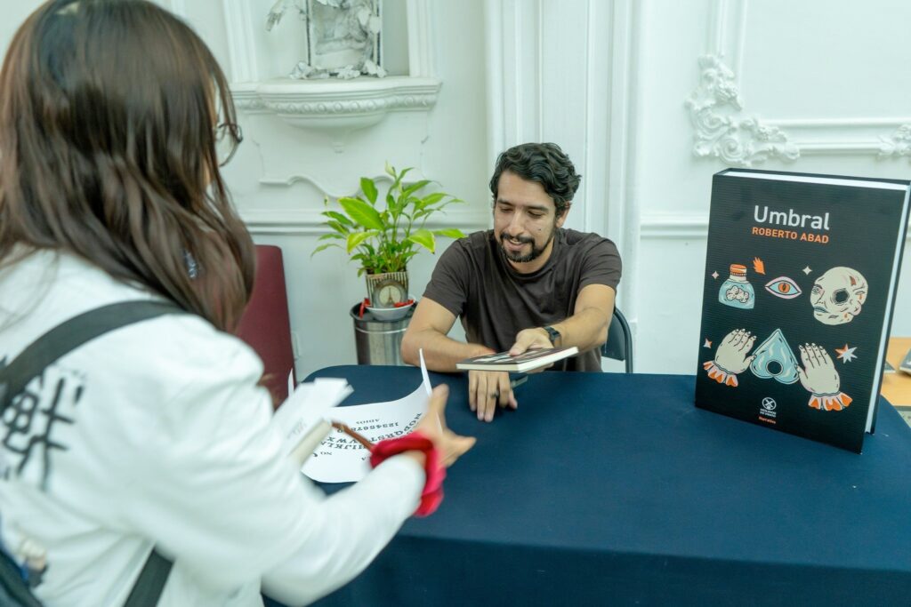 Premian a Roberto Abad por su elegancia y buen ritmo en 'Umbral' 6 Roberto Abad Umbral cuentos bellas artes narrativa