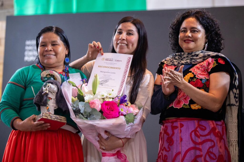 Margarita León: el otomí tiene dimensiones que el español no alcanza 6 Margarita León poemario otomí Premio Nezahualcóyotl