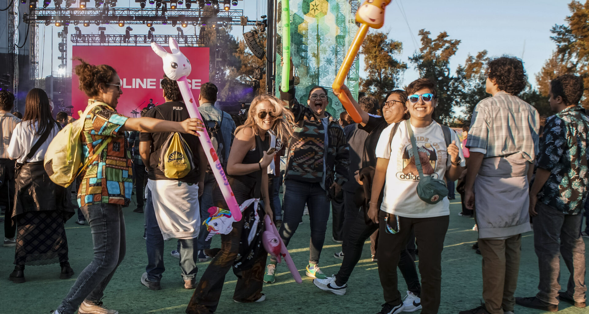 Moda corona capital festival poncho artesana outfit