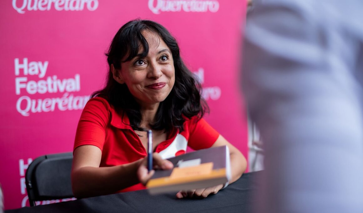 Brenda Navarro escribe ahora su tercera novela, parte de una saga sobre mujeres. Foto: Especial.