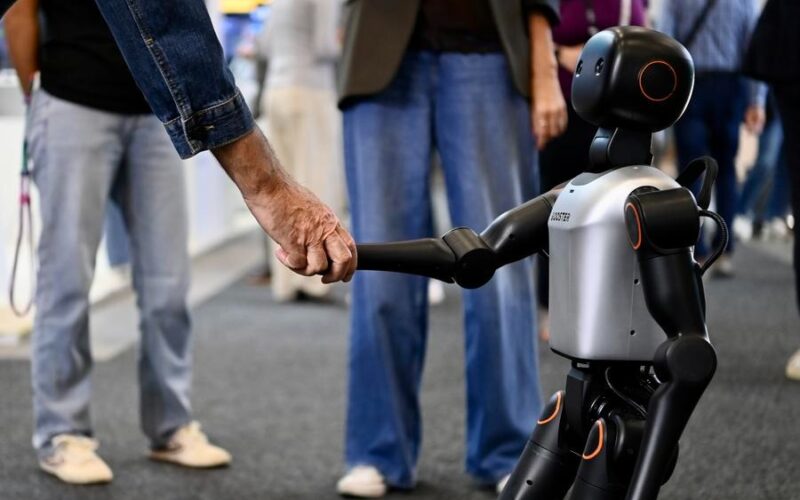 Un robot recibió a los visitantes de la Feria de Berlín 2025. Inteligencia Artificial. Foto: Zhang Haofu/Xinhua.