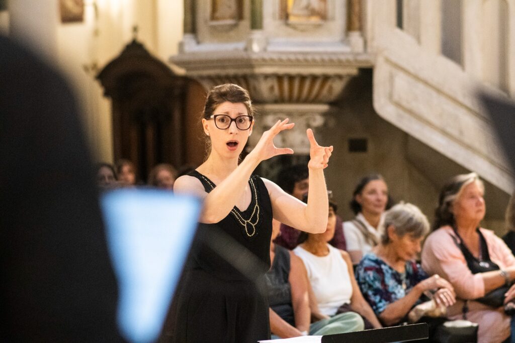 Gisela Iuretig y Coro de Madrigalistas rinden homenaje a Virgen María y a compositoras de AL 8 Directora argentina Gisela Iuretig regresa a México