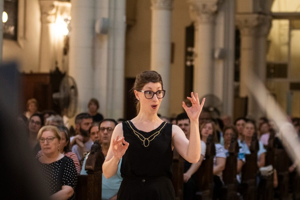 Gisela Iuretig y Coro de Madrigalistas rinden homenaje a Virgen María y a compositoras de AL 7 Directora argentina Gisela Iuretig regresa a México