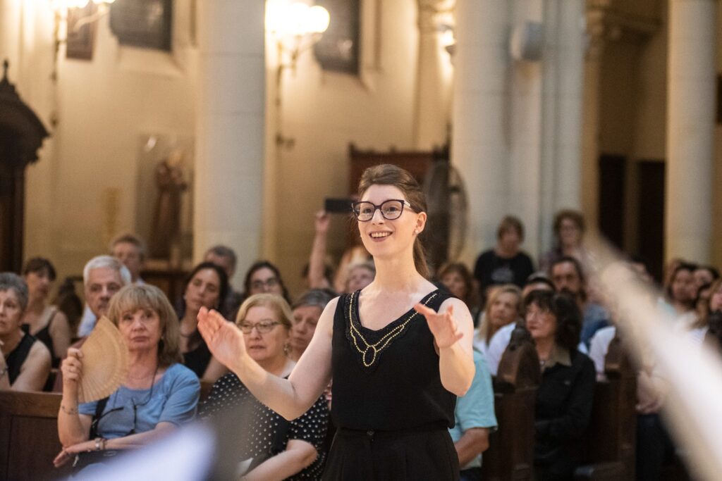 Gisela Iuretig y Coro de Madrigalistas rinden homenaje a Virgen María y a compositoras de AL 6 Directora argentina Gisela Iuretig regresa a México