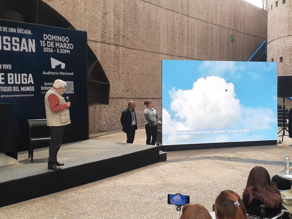 Jaime Maussan pasó por aeropuertos "artefacto de tecnología alienígena" como artesanía colombiana 11 Jaime Maussan exhibe La Esfera de Buga al Auditorio