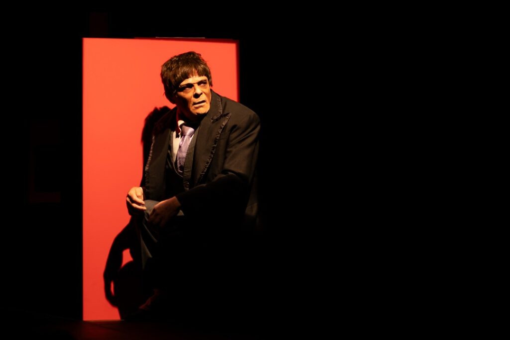 Jodorowsky interpreta a un simio capaz de hablar, hacer negocios y casarse 8 Jodorowsky interpreta a un simio capaz de casarse