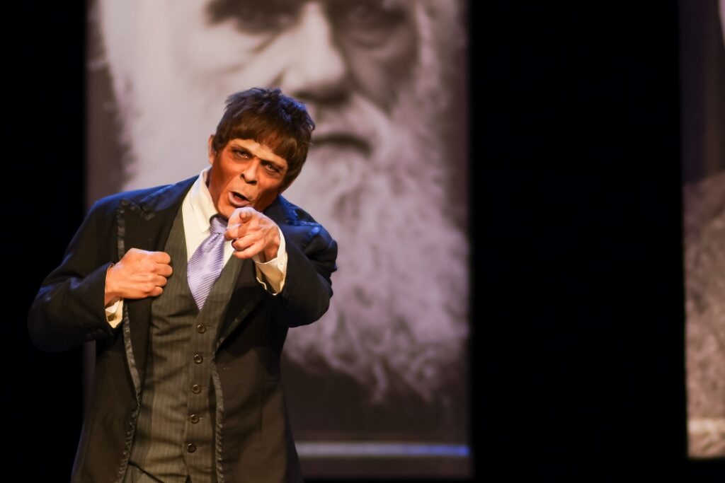 Jodorowsky interpreta a un simio capaz de hablar, hacer negocios y casarse 7 Jodorowsky interpreta a un simio capaz de casarse