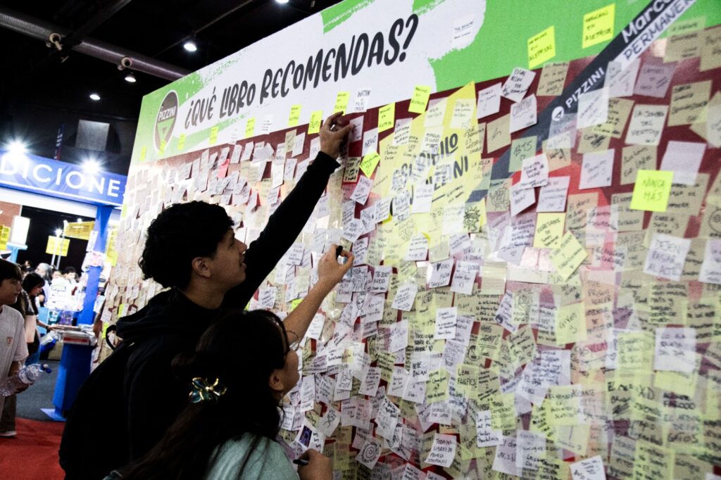 Juan José Becerra gana novela del año en Argentina con 'Un hombre' 8 Juan José Becerra gana novela del año en Argentina