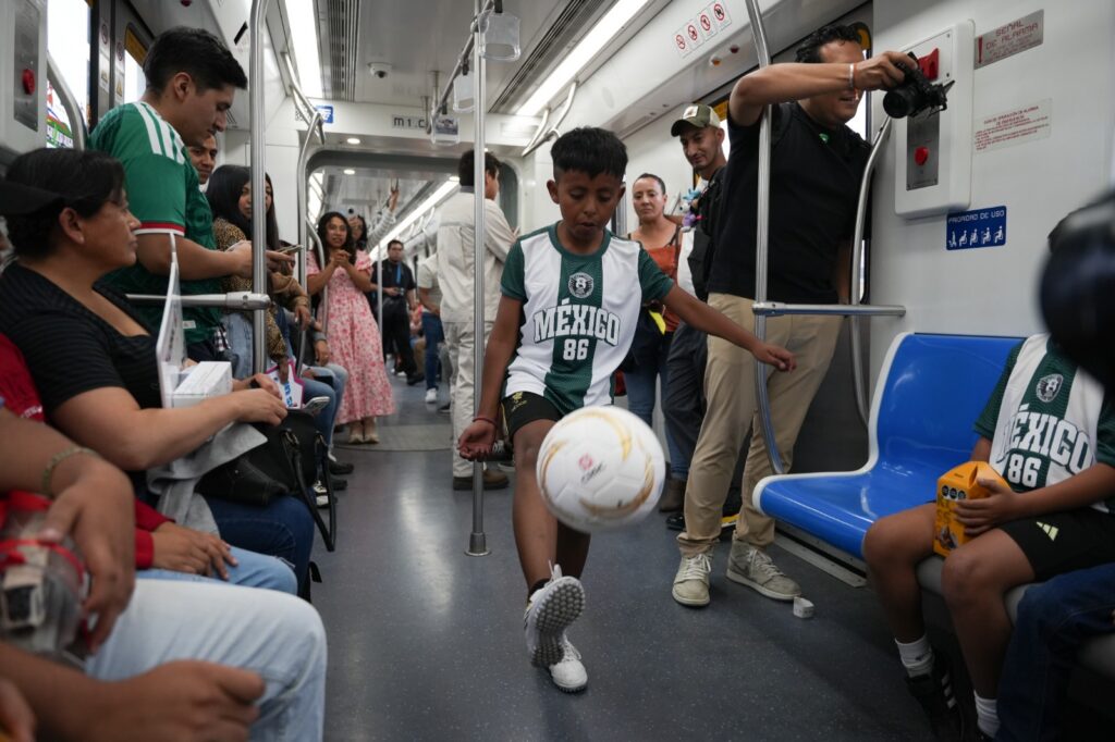 China entrega convoyes del Tren Ligero con espectáculo incluido 6 China entrega convoyes del Tren Ligero con espectáculo