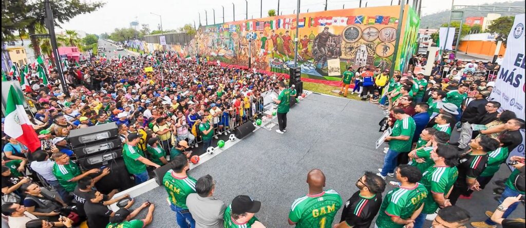 'Futbol' logra el Guinness a mural pintado a pincel más grande 7 Dan Guinness World Records a mural pintado a pincel