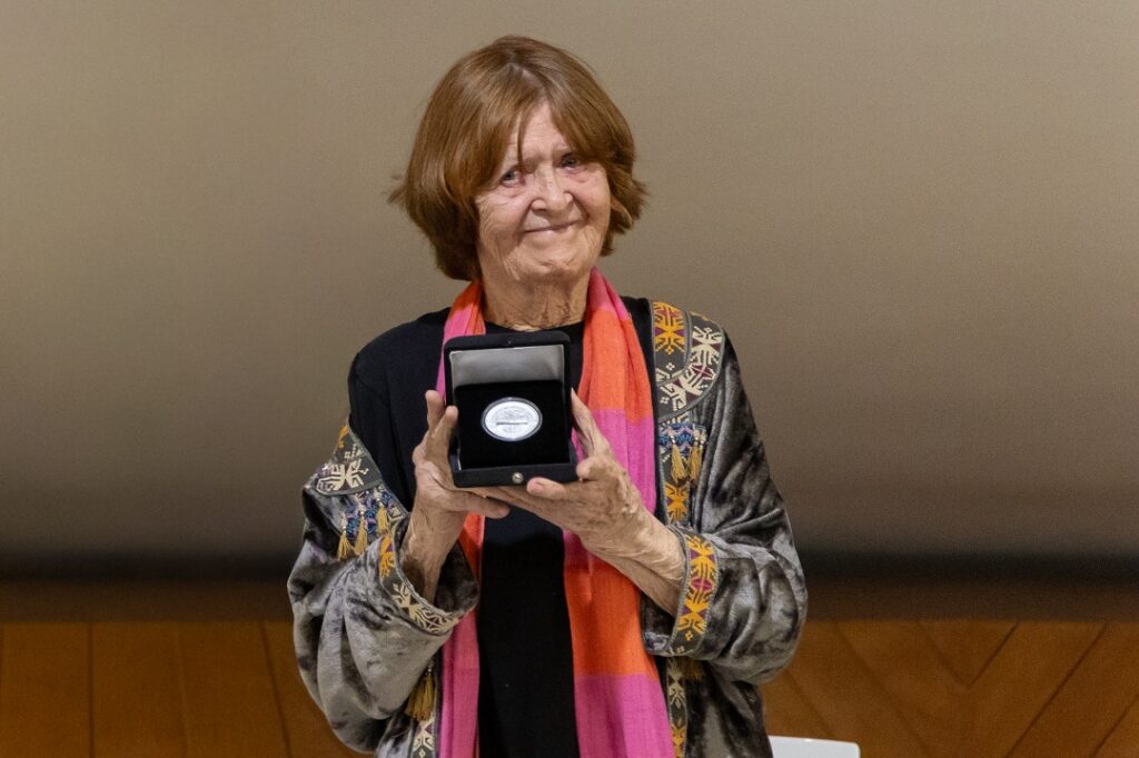 Gerda Gruber regresa al Museo de Arte Moderno a 50 años de su primera exposición 6 La artista Gerda Gruber recibe Medalla Bellas Artes